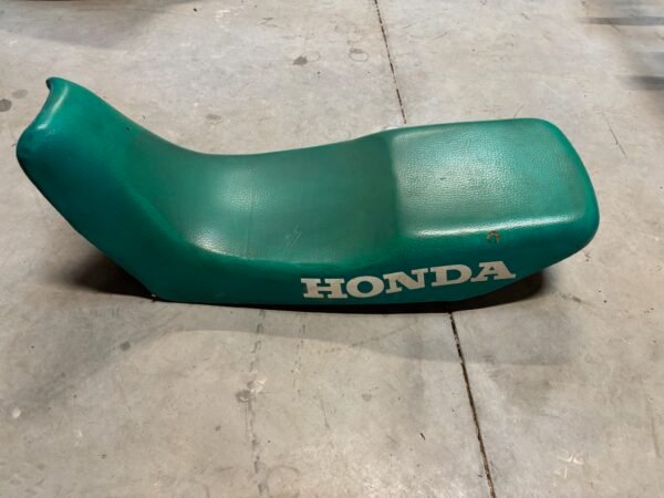 Selle creusée de HONDA 650 Dominator RD02