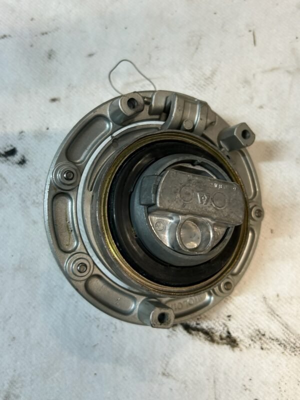 Bouchon de réservoir de HONDA 1000 CBR SC25 – Image 2