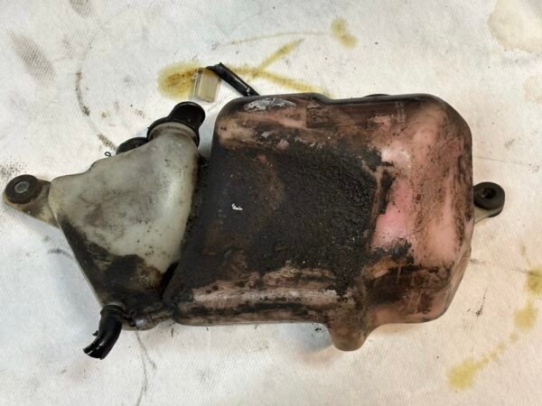 Réservoir d'huile et eau de YAMAHA 125 DTLC – Image 3