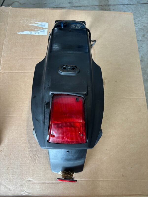 Garde boue arrière avec support et feux de YAMAHA 125 DTLC 1HR – Image 4